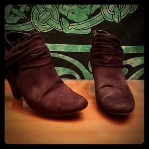 Ankel high black booties